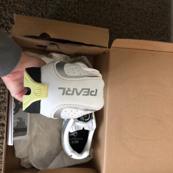 BRAND NEW Women’s Spin Shoes Size 6 - Picture 5 of 6